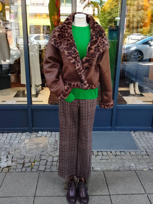Fake-Fur-Wendejacke absurd 349€, Strick Eribe 229€, Schuh Design Copenhagen 179€