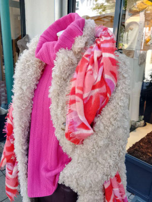 Fake-Fur-Mantel absurd 299€, Strick Henry Christ 399€, Schal purschoen 269€