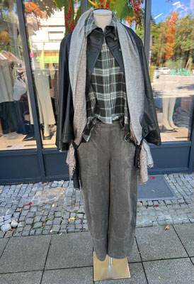 Lederjacke Hana San 269€, Bluse Hana San 239€, Hose Cambio 199,90€, Schal purschoen 269€