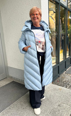Daunenmantel Montereggi 429€, Shirt Bastille 119€, Hose Cambio 189,90€