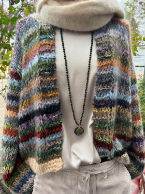 Strickjacke DawnXDare 269€, Kette Lumisha 59,90€, Cashmere-Schal  pur schön 269€
