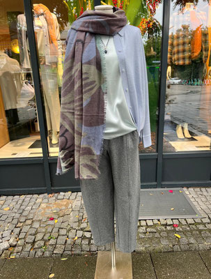 Strick Henry Christ 499€, Bluse Esisto 219,90€, Hose Cambio 199,90€, Schal purschoen 269€, Schmuck abeautifulstory 49,95€