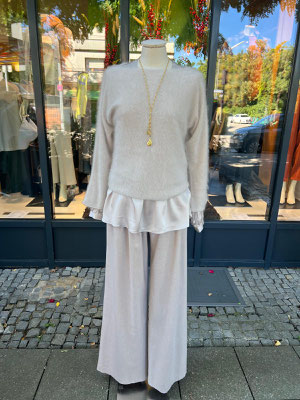 Strick Esisto 379,90€, Bluse Esisto 239,90€, Hose Henry Christ 298€, Kette abeautifulstory 49,95€