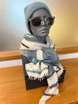 Cashmere-Mütze Henry Christ 199€, Sonnenbrille James Ay 170€, Schal Henry Christ 399€