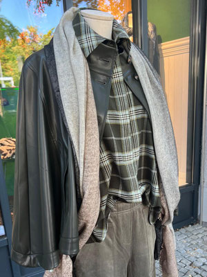 Lederjacke Hana San 269€, Bluse Hana San 239€, Schal purschoen 269€