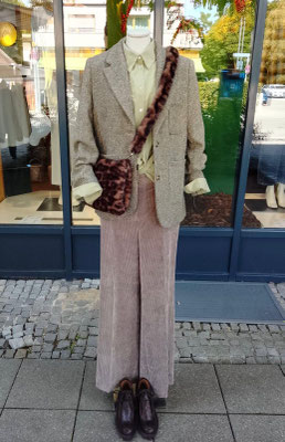 Blazer JCSophie 179,90€, Bluse JCSophie 89,90€, Hose Cambio 169,90€, Schuhe Design Copenhagen 179€, Tasche absurd 119€