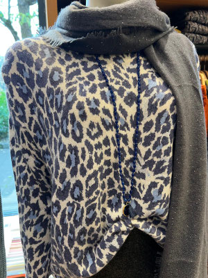Cashmere-Pulli  269€, Kette  Lumisha 76€, Cashmere-Schal purschoen 269€