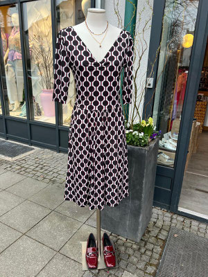 Kleid Marivie 149€, Schuh Poesie Veneziane 179€, Kette abeautifulstory 69,95€