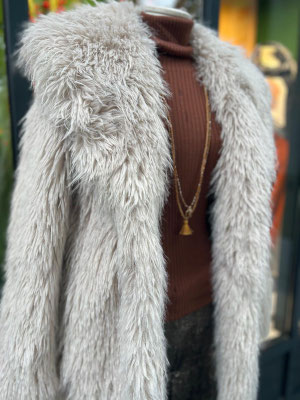 Fake-Fur-Jacke absurd  229€, Rolli 0039italy 169€, Hose Ottod Ame 219€, Kette Lumisha 38€/59€