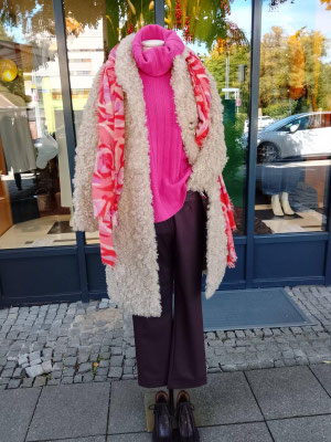 Fake-Fur-Mantel absurd 299€, Strick Henry Christ 399€, Hose Seductive 269€, Schal purschoen 269€