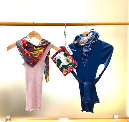 Glitzer-Top Rosemunde 45,90€, Foulard Inoui Editions 89,90€, Täschchen Inoui Editions 49,90€, Shirt Rosemunde 69,90€, Foulard Inoui Editions 89€, Kette abeautifulstory 44,95€