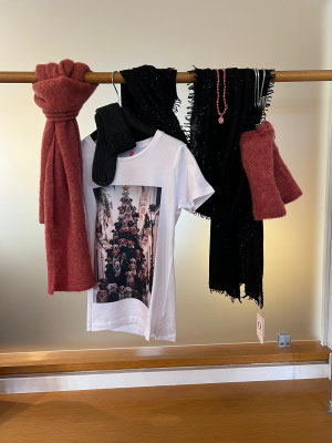 Schal Johnny Love 119€, Shirt Romeo&Giuletta 89€, Socken DailySocks 19€, Cashmere-Glitzerschal pur schoen 269€, Stulpen Johnny Love 69€, Kette Lumisha 76€