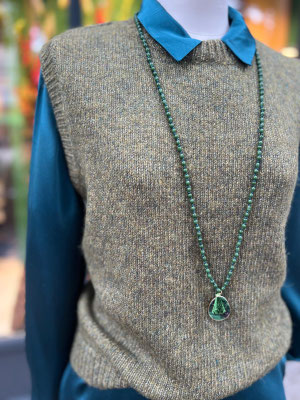 Pullunder JCSophie 149,90€, Bluse Esisto 249,90€, Kette Lumisha 59€