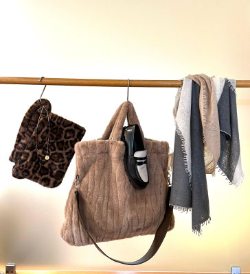 Leo-Muff absurd 119€, Fell-Tasche Fynch Hutton 99,90€, Schal purschoen 269€, Schuhe Anima 169€, Kette abeautifulstory 44,95€