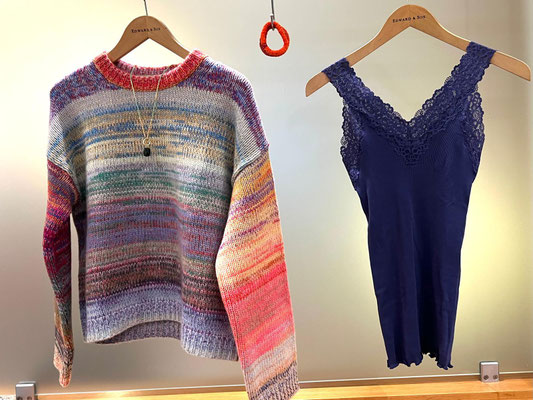 Strick ftc 499€, Top Rosemunde 39,95€, Kette abeautifulstory 49,95€, Haargummi kkneekhi 3,50€