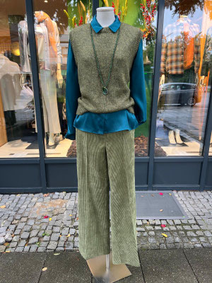 Pullunder JCSophie 149,90€, Bluse Esisto 249,90€, Hose Cambio 169,90€, Kette Lumisha 59€