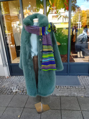 Mantel absurd 369€, Strick Henry Christ 599€, Hose Cambio 199,90€, Schal Eribe 119€