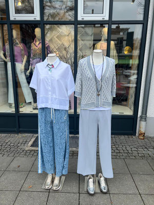 Puppe rechts: Strick Esisto 199€, Shirt Margittes 59,95€, Hose Cambio 159,90€, Sneaker Woden 129,95€, Kette Lumisha 74€
