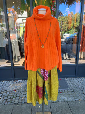 Strick Henry Christ 399€, Kette Lumusha 54€