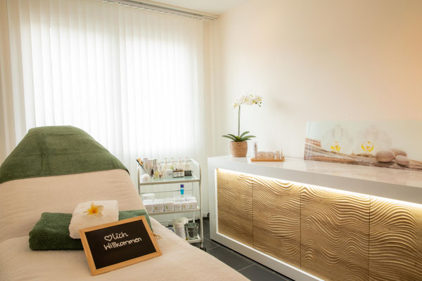 Blick in den Behandlungsraum im Kosmetikinstitut mit komfortabler Wellnessliege. 