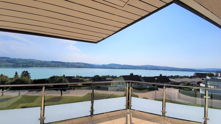Die wunderschöne Aussicht vom Kosmetikstudio über den blauen Sempachersee.