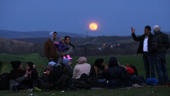 Kein Dach über dem Kopf verbringen viele Flüchtlinge die Nacht im Freien - hier auf einem Feld bei Idomeni. | Bildquelle: AFP