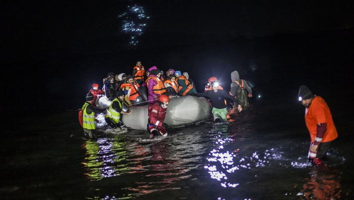 Hier kommt ein überfülltes Schlauchbootes in Lesbos an. | Bildquelle: AP