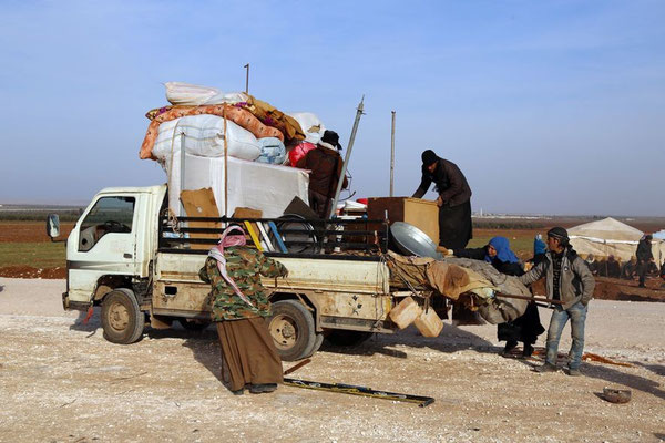  Seit syrische Regierungstruppen unterstützt von Russlands Bombenangriffen verstärkt auf Aleppo vorrücken, sind Zehntausende Einwohner aus der Stadt geflohen. Nicht alle hatten wie diese Familie genug Zeit, ein paar Habseligkeiten auf Lastwagen zu verstau