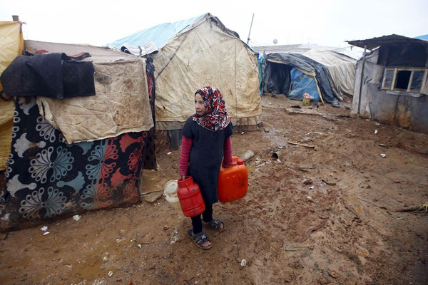  In provisorischen Zelten wie hier in Bab al-Salam warten die Syrer auf die Öffnung der Grenze. © Osman Orsal/Reuters 