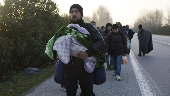 Hunderte Flüchtlinge in Griechenland versuchen, auf der Autobahn zur mazedonischen Grenze zu gelangen. | Bildquelle: AP