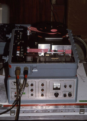 Magnavox mit Lochstreifenstanzer