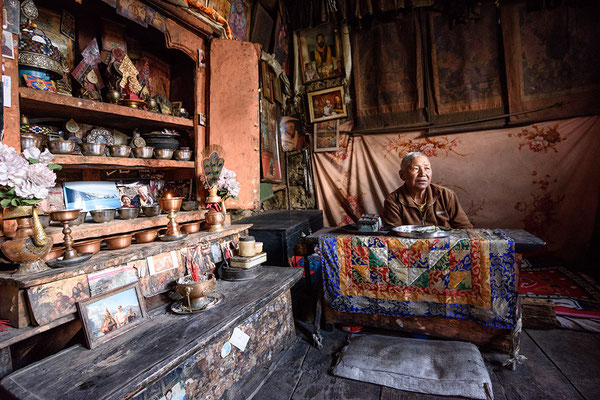 Nonne in einem Kloster bei Manang