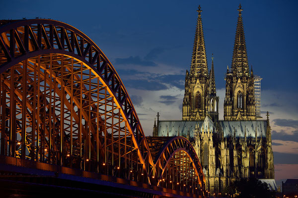 Deuzer Brücke und Kölner Dom in der Dämmerung