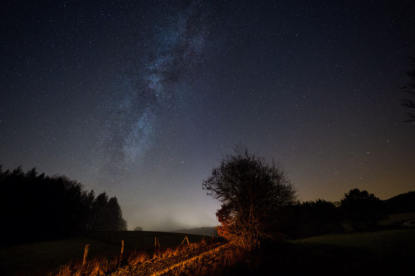 Abendhimmel bei Biedenkopf. 14mm, Blende 2.8, 15s, ISO 4000