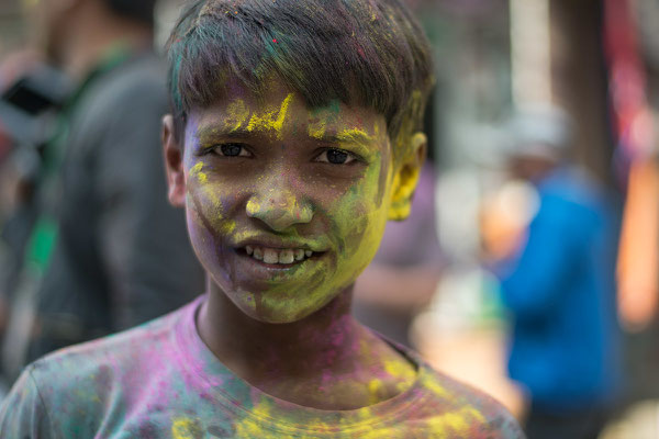 Junge beim Holi-Festival