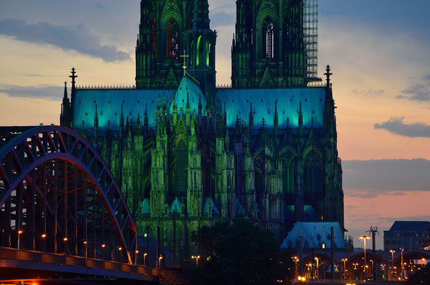 Die Beleuchtung am Kölner Dom geht an