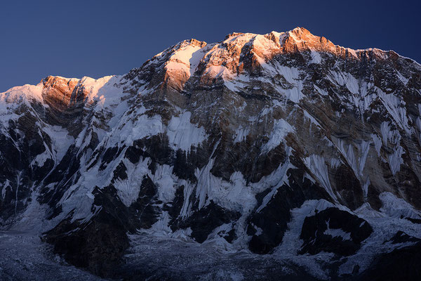 Annapurna I im ersten Licht des Tages