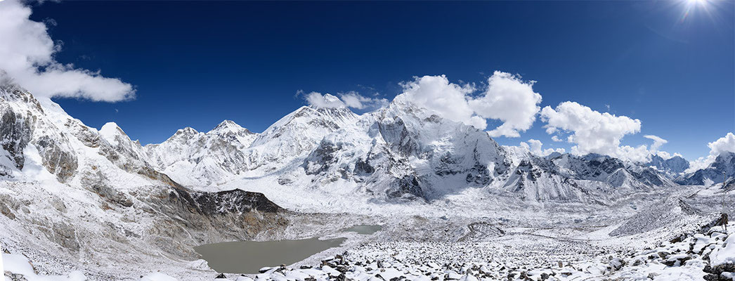 Panorama mit Everest, Nuptse, dem Khumbu Gletscher und rechts im Hintergrund Kangtega und Thamserku