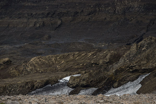 Gesteinsformationen und Restschnee im Kaldidalur