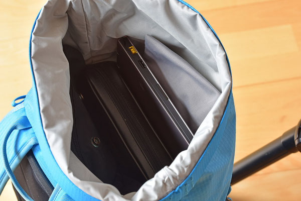 Deckeltasche mit Kabeln, Pinsel zur Sensorreinigung, Notebook ... Platz für Regencape und etwas Proviant bleibt