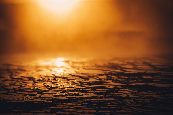 Detail einer heißen Quelle bei Sonnenaufgang