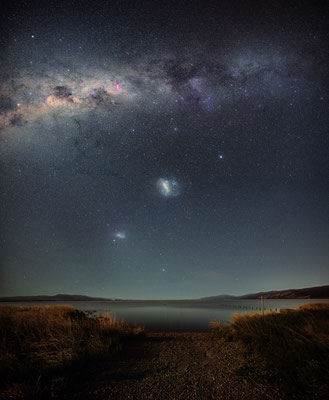 Lake Wairapapa, 4 Bilder, eines für den Vordergrund und drei mit Nachführung für die Sterne