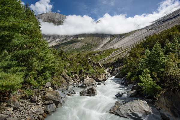 Marsyangdi Khola und Felswand nahe Pisang