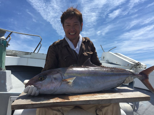 ムロアジ確保に苦戦したけど 泳がせでカンパチ獲れました 宮古島の釣り船 栄真丸