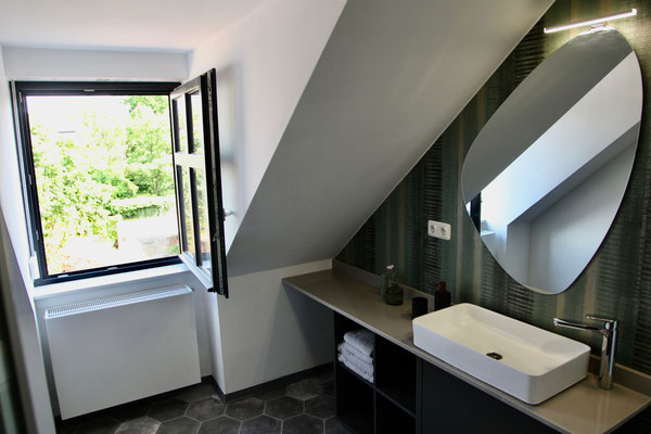 BATHROOM / BAD