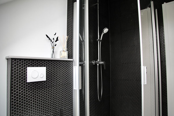 BATHROOM / BAD