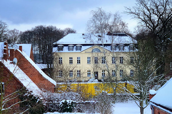VIEW (EAST) / AUSBLICK (OST)