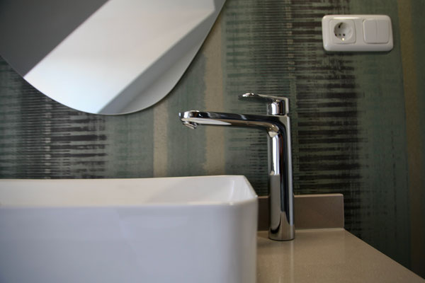BATHROOM / BAD