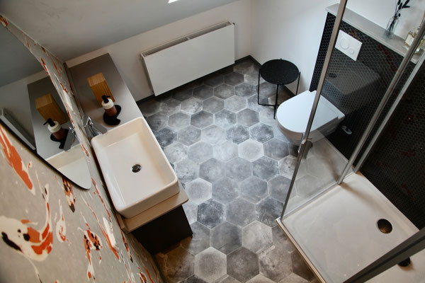 BATHROOM / BAD