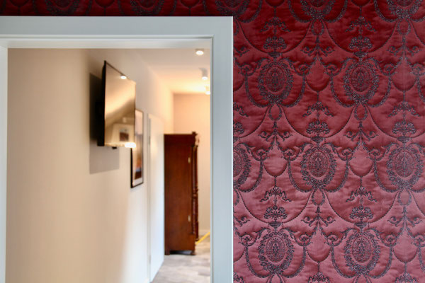 LIVING SPACE (FROM BATHROOM) / WOHNBEREICH (VON BAD)